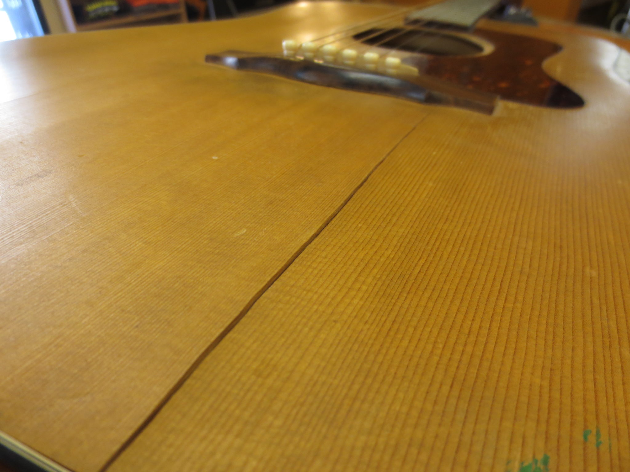 Why and How to Humidify Your Guitar – 2015 Edition